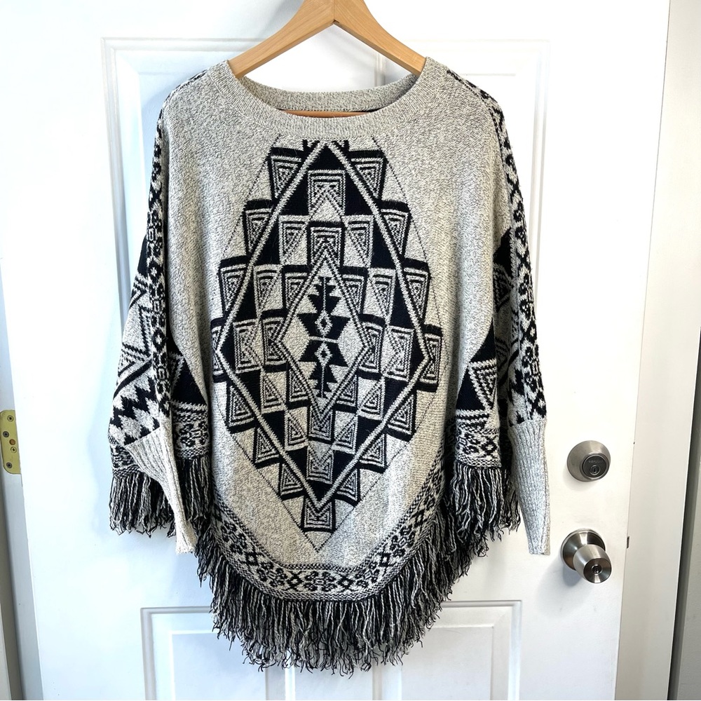Olivia Sky Gray and Black Geometric Poncho, Size LP
